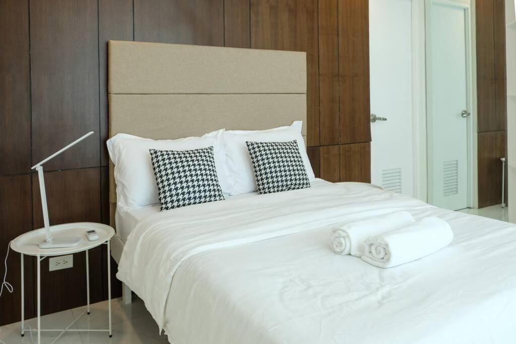 Loft 3br With Garden In Avant Bgc Parking With Fee Apartment *