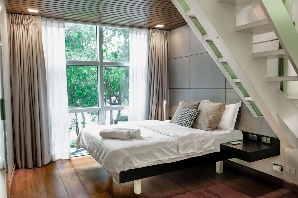 Loft 3br With Garden In Avant Bgc Parking With Fee Apartment