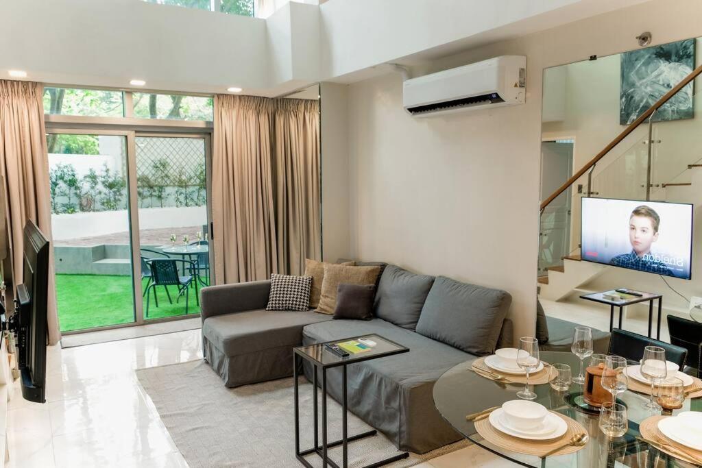 Loft 3br With Garden In Avant Bgc Parking With Fee Apartment *