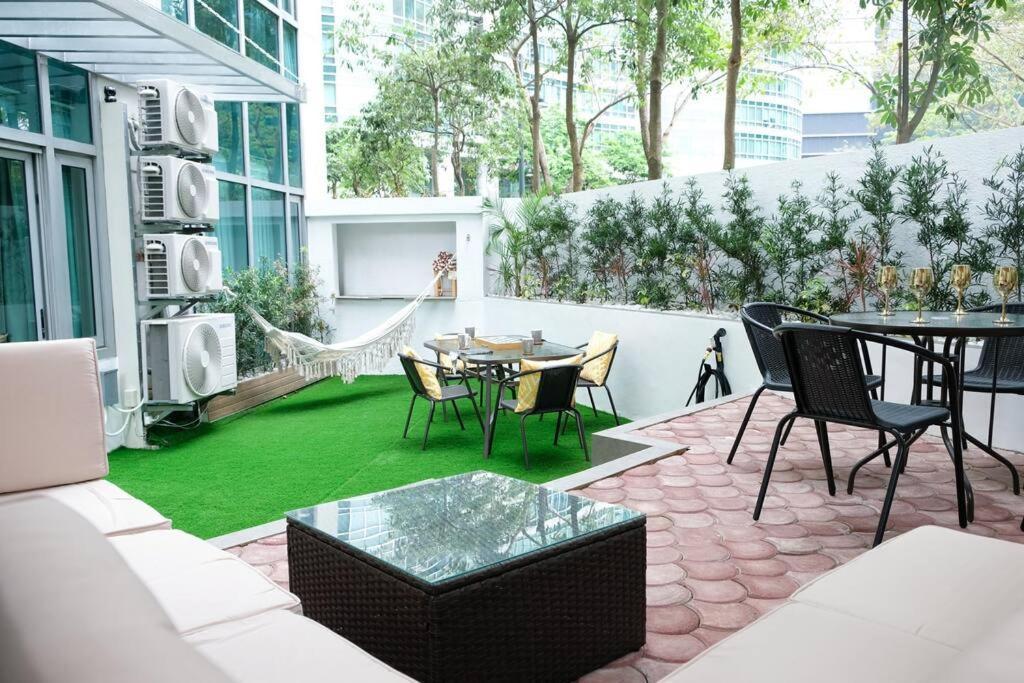 Loft 3br With Garden In Avant Bgc Parking With Fee Apartment *