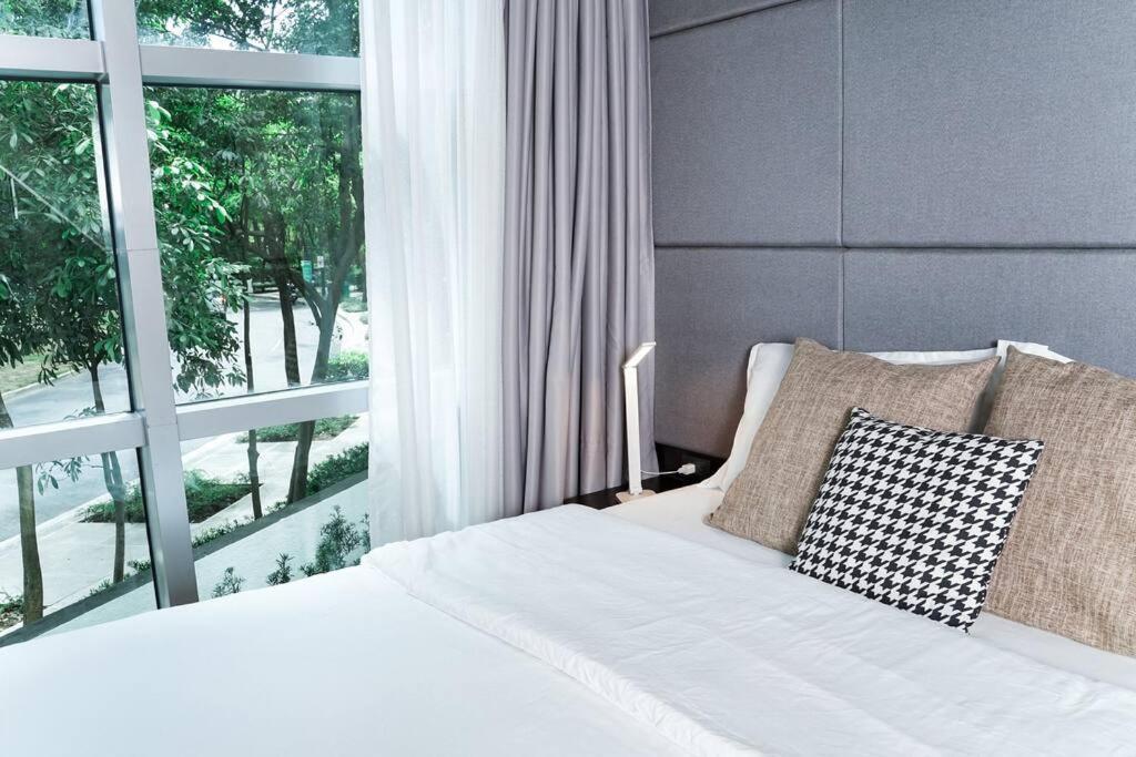 Apartment Loft 3br With Garden In Avant Bgc Parking With Fee Manila