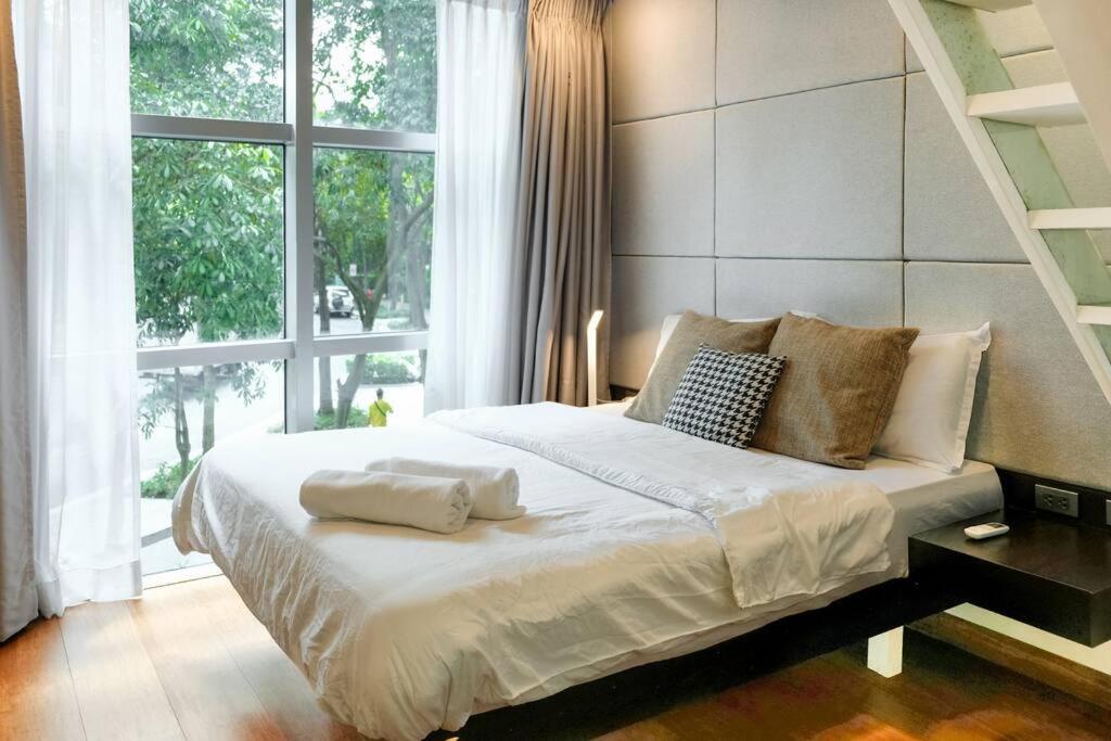 Loft 3br With Garden In Avant Bgc Parking With Fee Apartment Manila