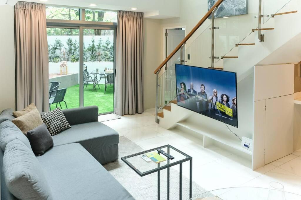 Loft 3br With Garden In Avant Bgc Parking With Fee Apartment *
