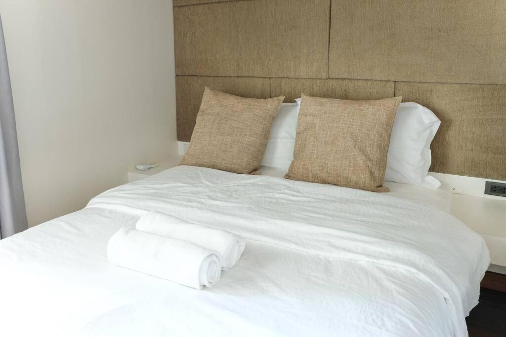 Loft 3br With Garden In Avant Bgc Parking With Fee Apartment Manila