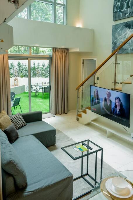 Apartment Loft 3br With Garden In Avant Bgc Parking With Fee *