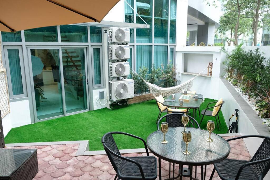 Loft 3br With Garden In Avant Bgc Parking With Fee