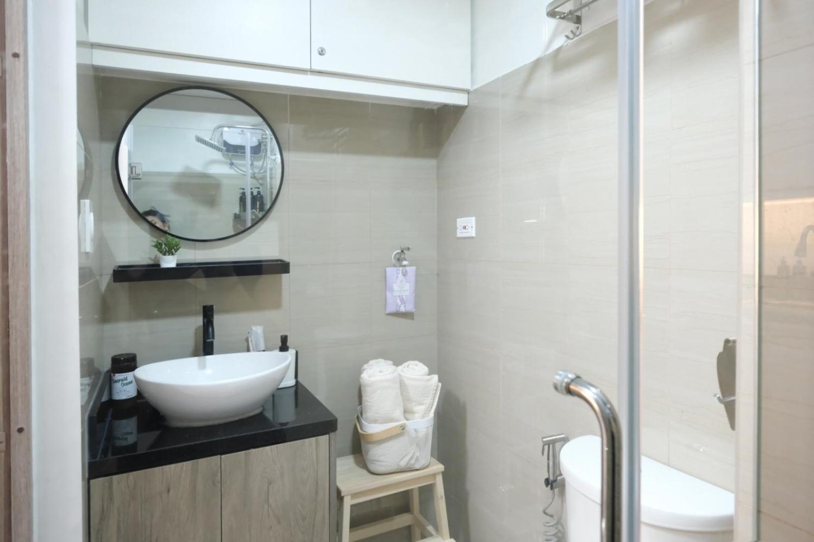 Staycation Near Mall Of Asia, Condotel With 2 Beds, Pasay Manila