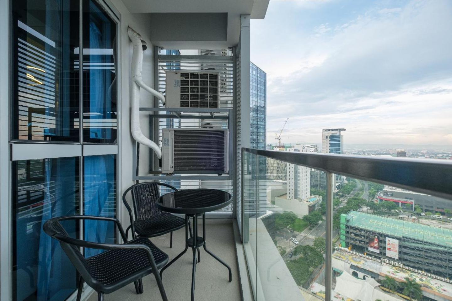 Apartment Uptown Parksuites Tower 2 Bgc By Ph Staycation *
