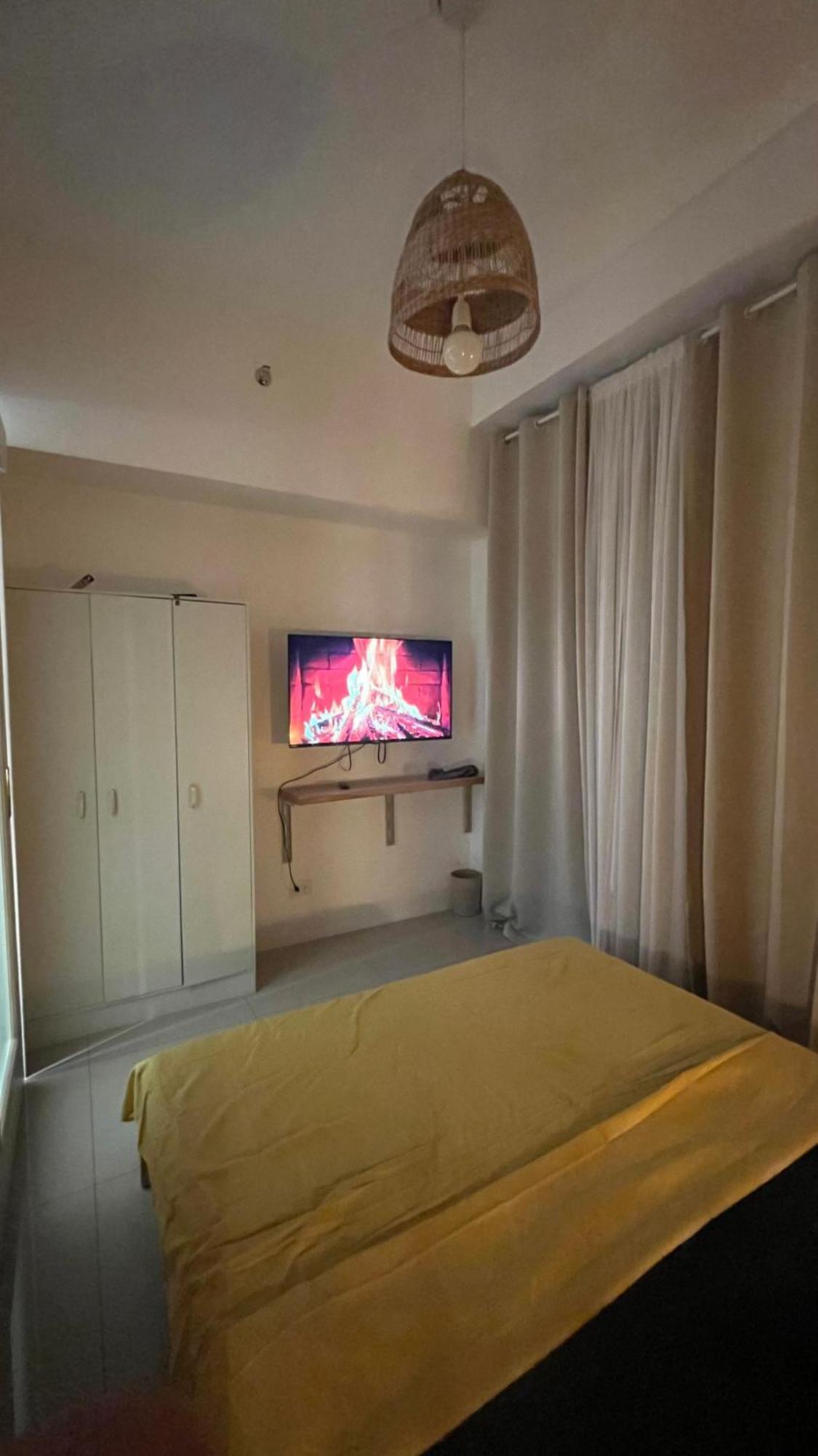 Apartment Stunning 1br W Amazing Infinity Pool And 360 Roof Deck Viewing Makati And Rockwell Lights - 5 Mins Drive Away To Poblacion Makati