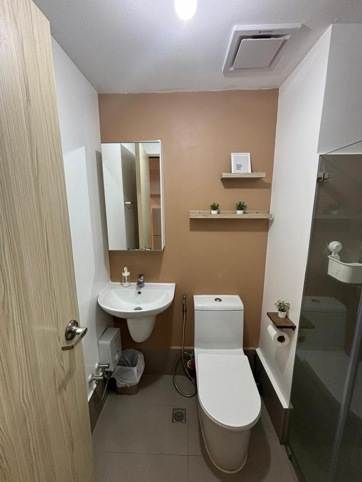 Stunning 1br W Amazing Infinity Pool And 360 Roof Deck Viewing Makati And Rockwell Lights - 5 Mins Drive Away To Poblacion Makati