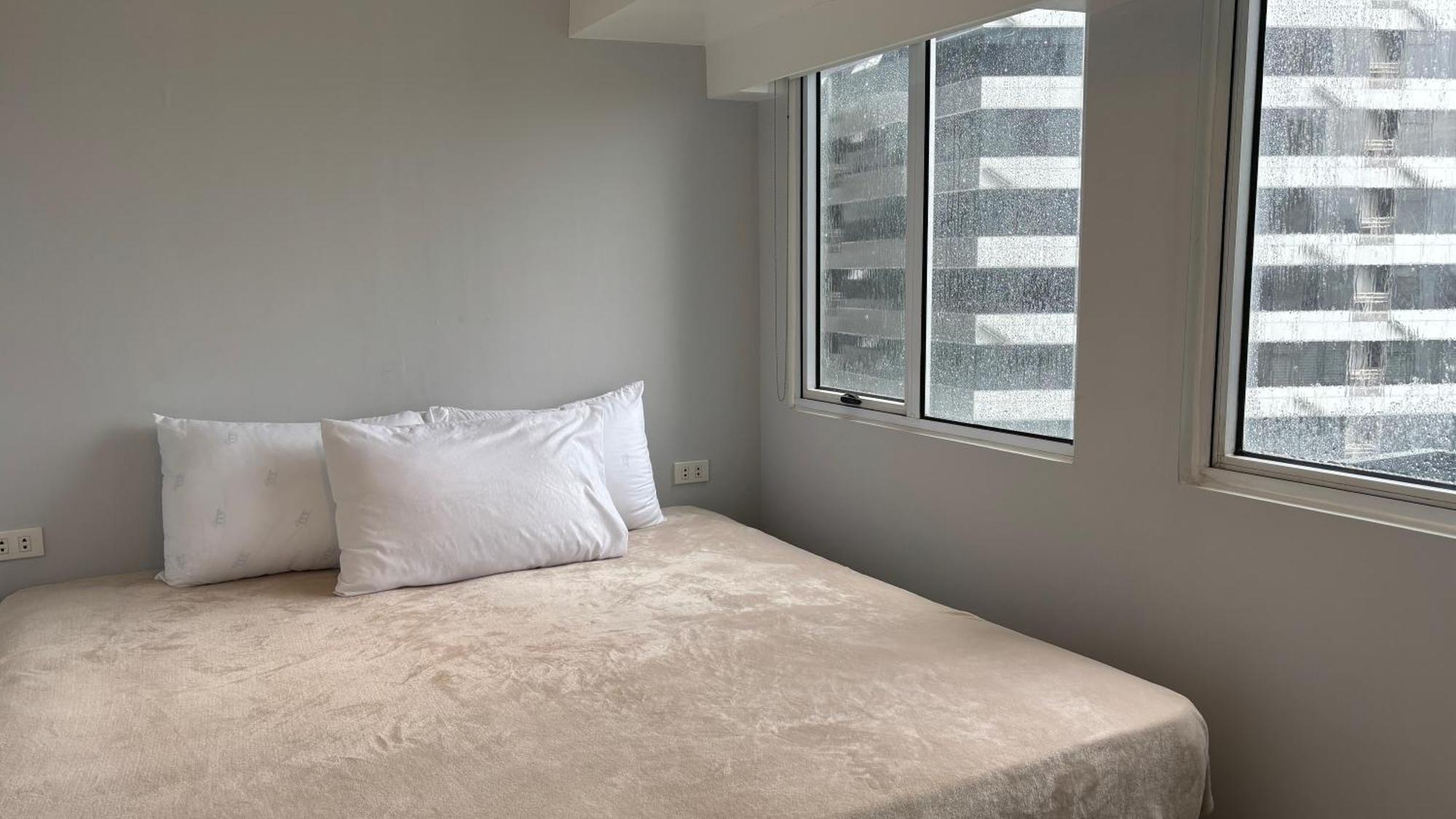 Sunset And Golf Course View Bgc 2br Apartment *