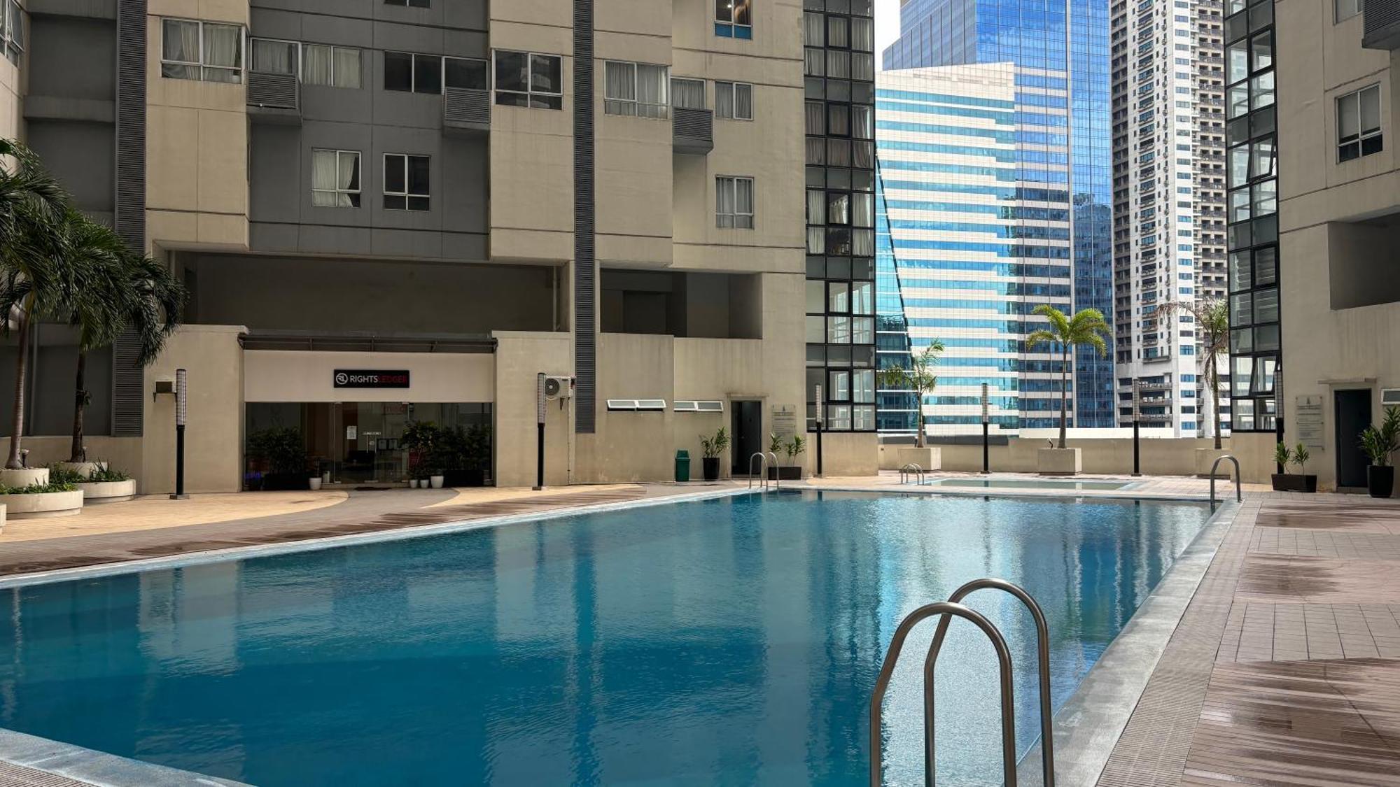 Apartment Sunset And Golf Course View Bgc 2br