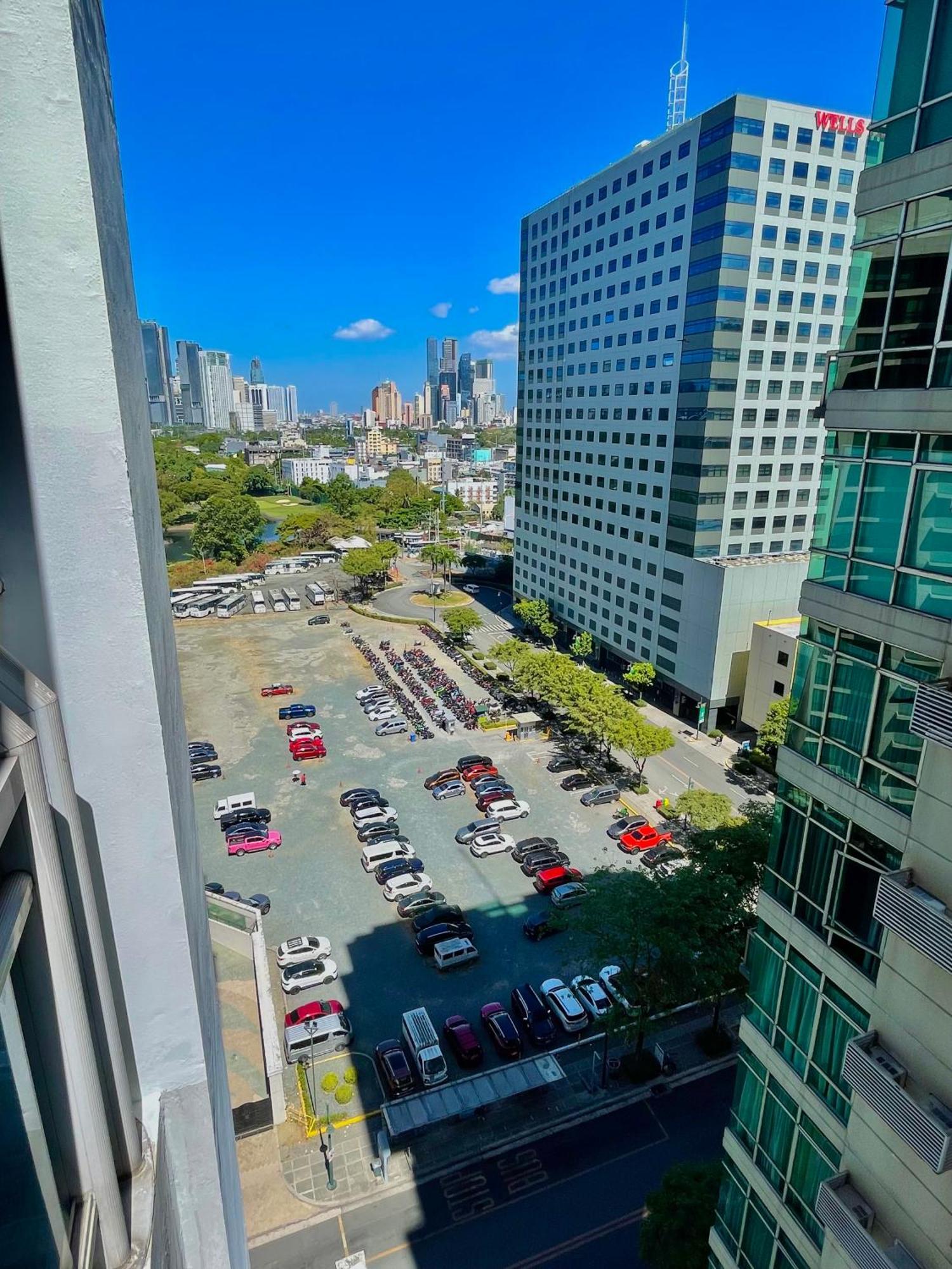 The Bgc Burgos Circle Apartment *