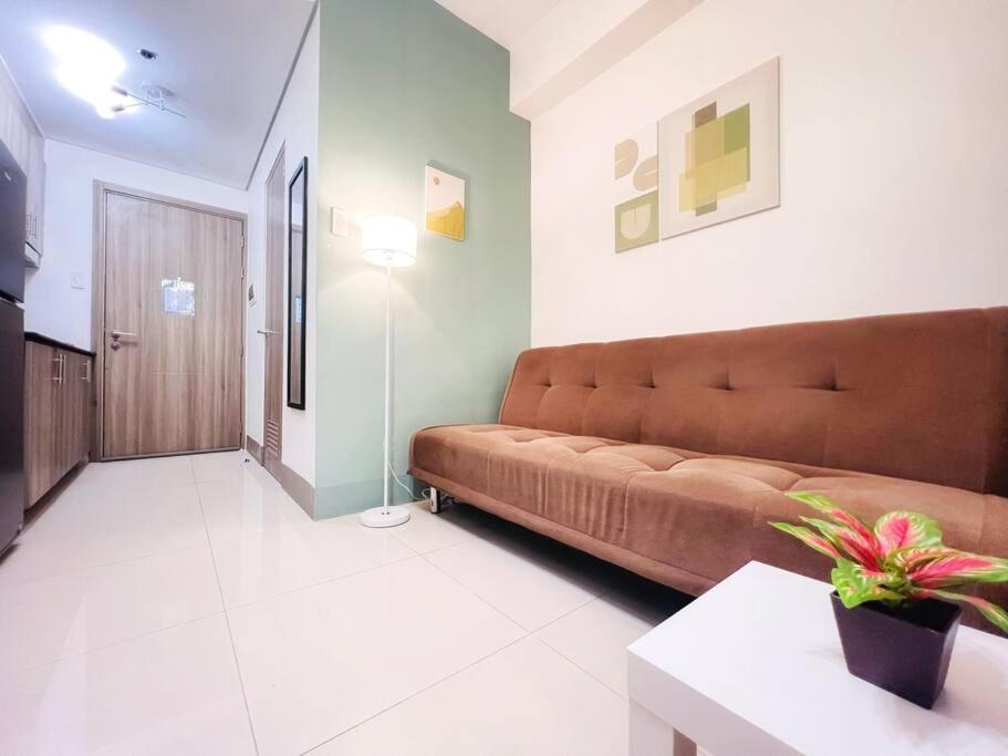 Apartment 1br Unit Condotel W Balcony Fame Residences -fm18 Manila