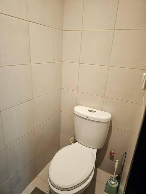 One Uptown Executive 2 Bedroom, With Balcony, Washer & Netflix Manila