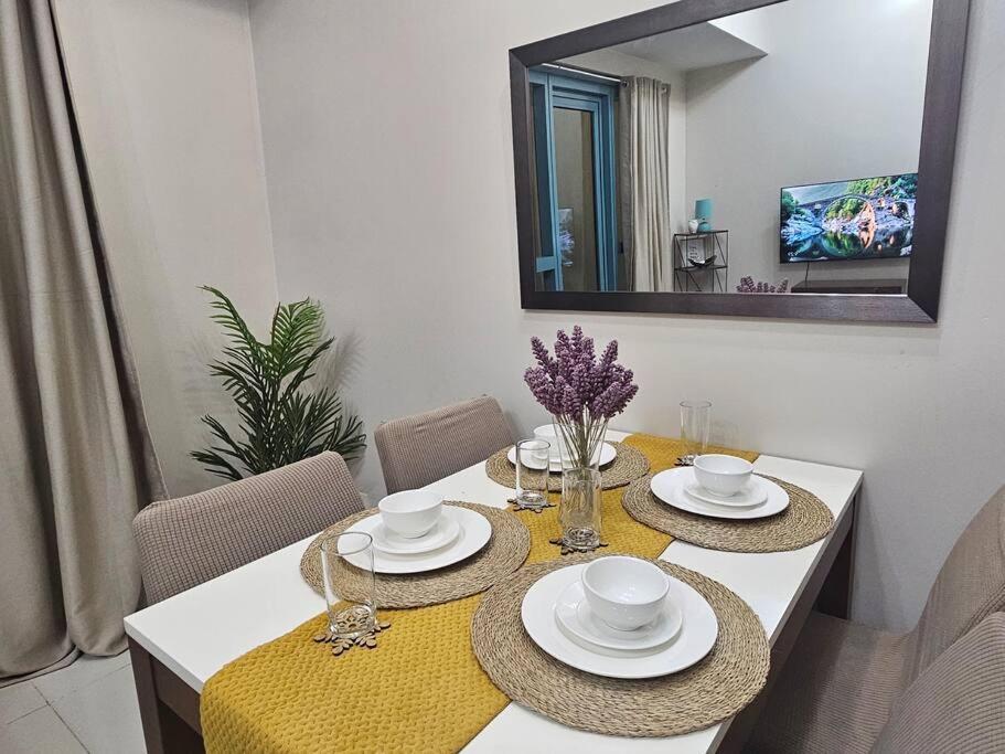 Apartment One Uptown Executive 2 Bedroom, With Balcony, Washer & Netflix Manila