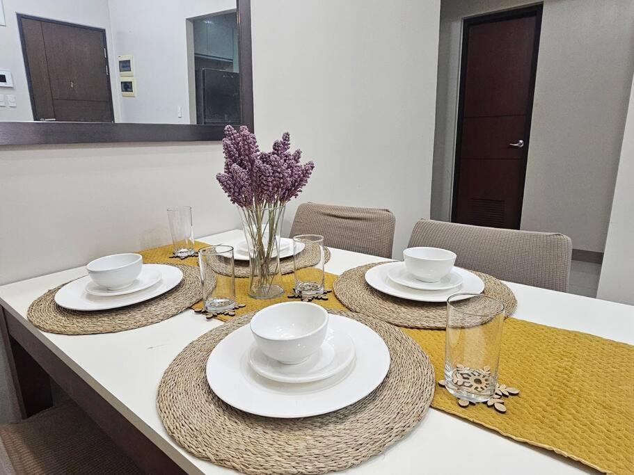 One Uptown Executive 2 Bedroom, With Balcony, Washer & Netflix Apartment