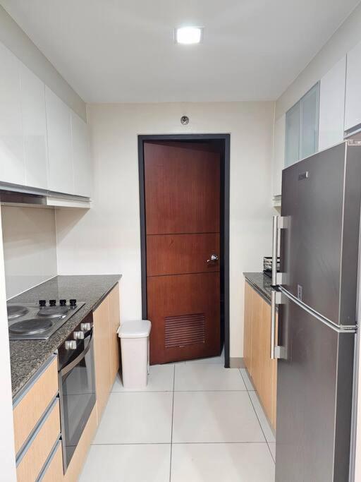 One Uptown Executive 2 Bedroom, With Balcony, Washer & Netflix Apartment *