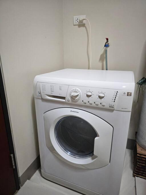 Apartment One Uptown Executive 2 Bedroom, With Balcony, Washer & Netflix