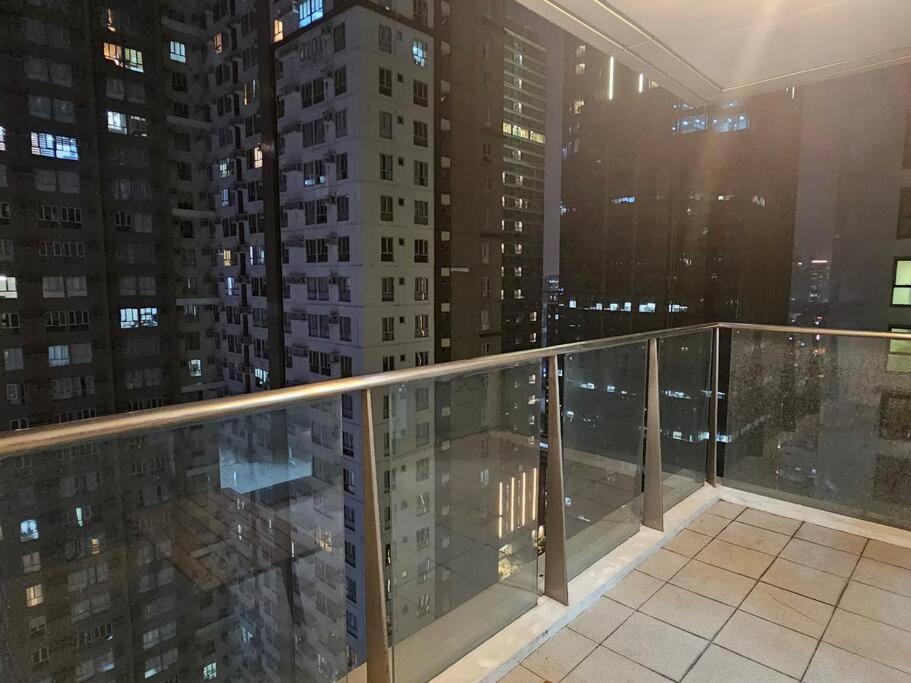 Apartment One Uptown Executive 2 Bedroom, With Balcony, Washer & Netflix