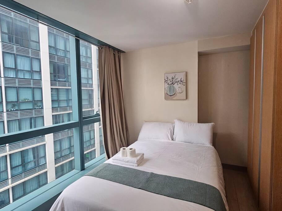 One Uptown Executive 2 Bedroom, With Balcony, Washer & Netflix Apartment *
