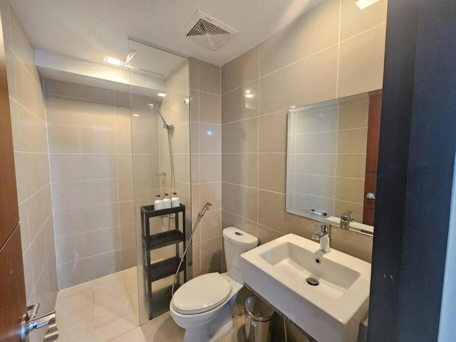One Uptown Executive 2 Bedroom, With Balcony, Washer & Netflix * Manila