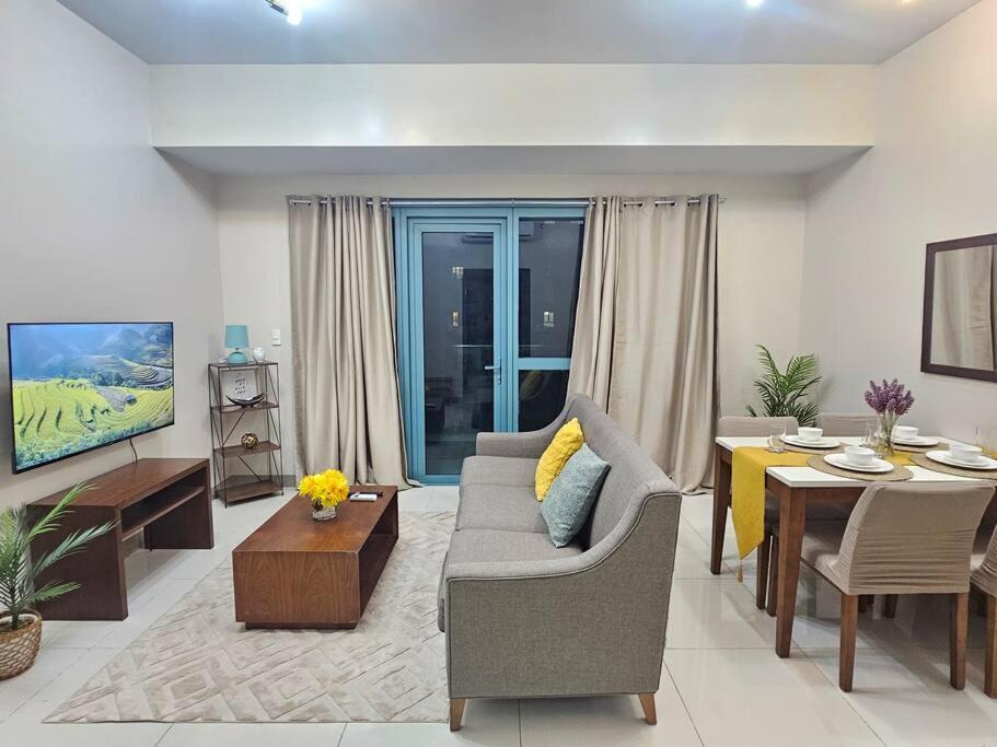 One Uptown Executive 2 Bedroom, With Balcony, Washer & Netflix Apartment *