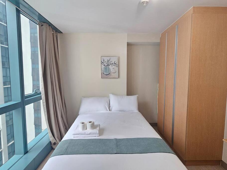 One Uptown Executive 2 Bedroom, With Balcony, Washer & Netflix Manila