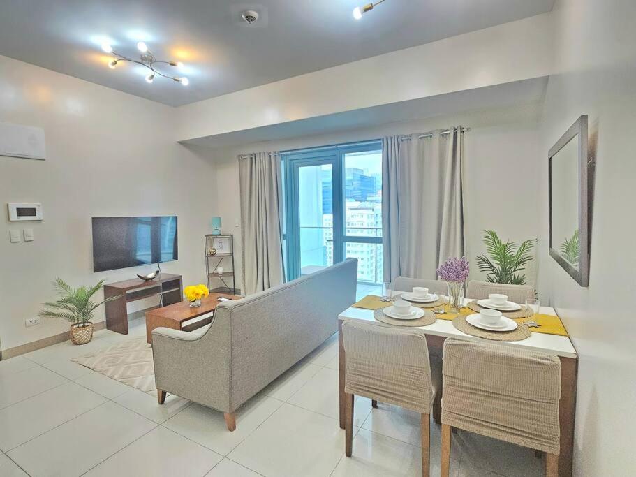 One Uptown Executive 2 Bedroom, With Balcony, Washer & Netflix * Manila