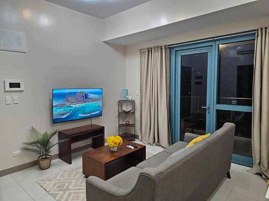 One Uptown Executive 2 Bedroom, With Balcony, Washer & Netflix