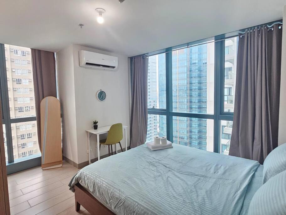 One Uptown Executive 2 Bedroom, With Balcony, Washer & Netflix Apartment