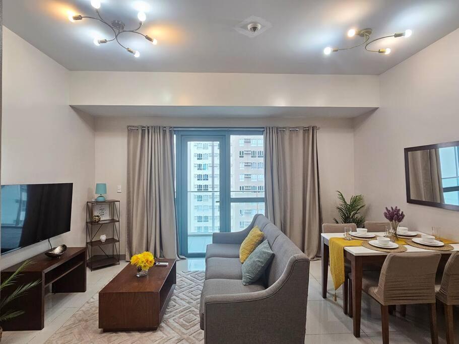 Apartment One Uptown Executive 2 Bedroom, With Balcony, Washer & Netflix