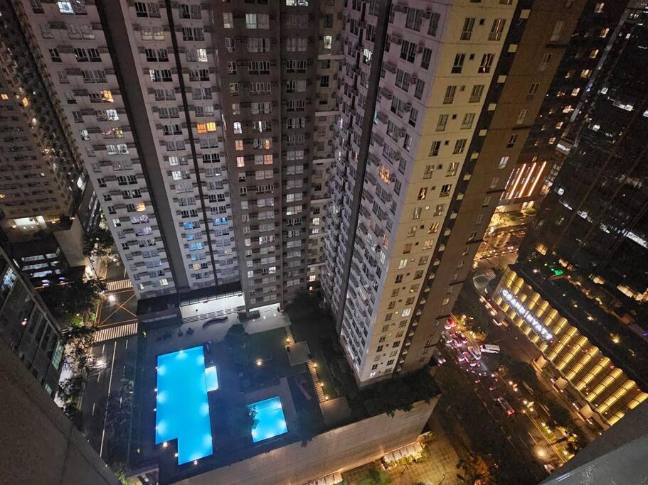 One Uptown Executive 2 Bedroom, With Balcony, Washer & Netflix Manila