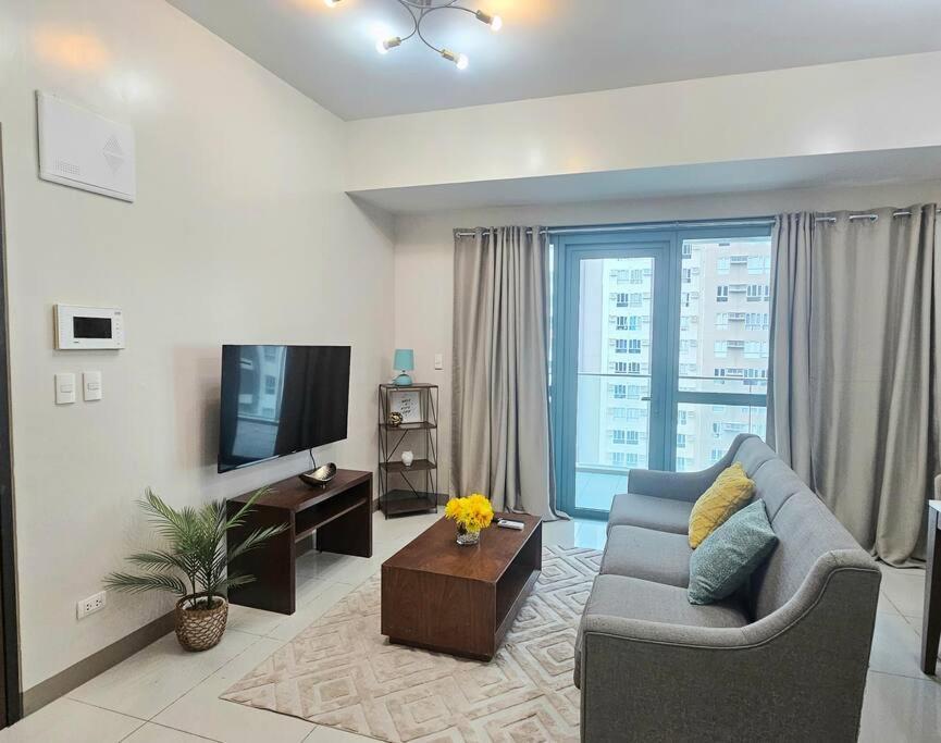 One Uptown Executive 2 Bedroom, With Balcony, Washer & Netflix * Manila