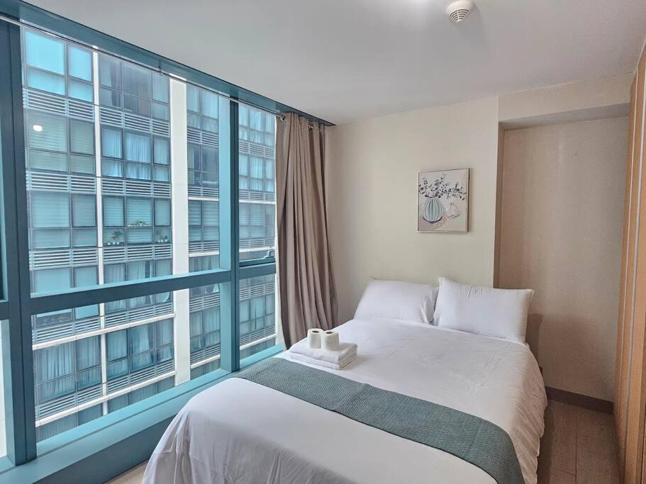 Apartment One Uptown Executive 2 Bedroom, With Balcony, Washer & Netflix