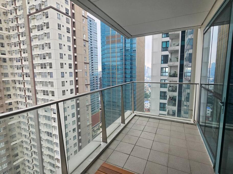 One Uptown Executive 2 Bedroom, With Balcony, Washer & Netflix *