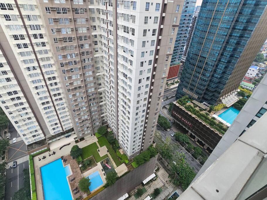 One Uptown Executive 2 Bedroom, With Balcony, Washer & Netflix * Manila