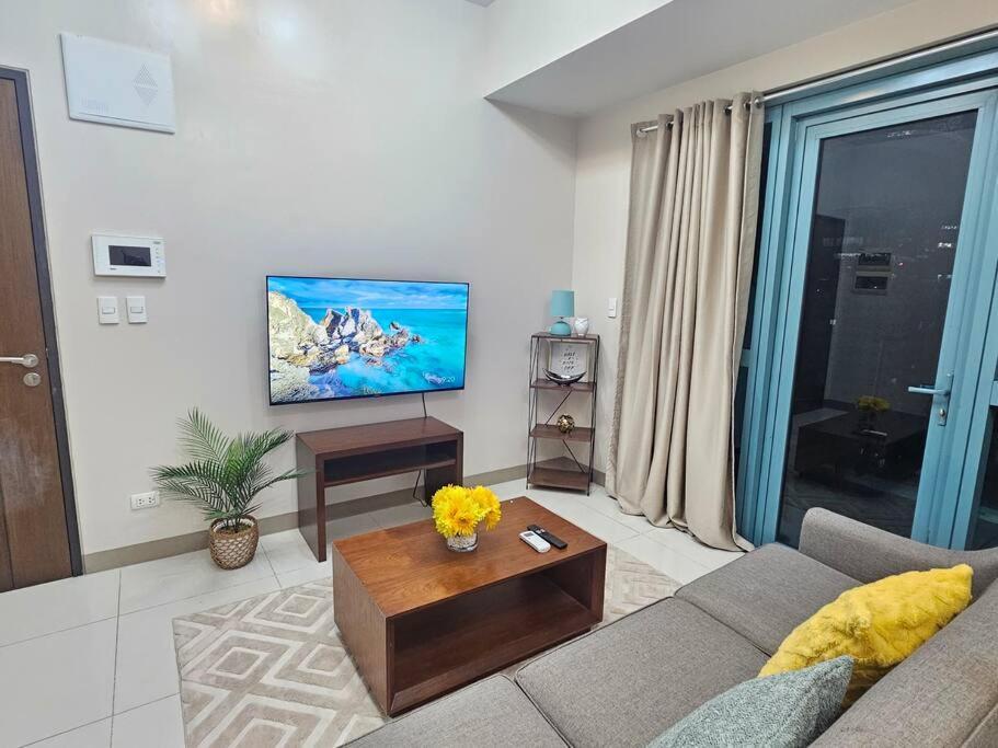 Apartment One Uptown Executive 2 Bedroom, With Balcony, Washer & Netflix