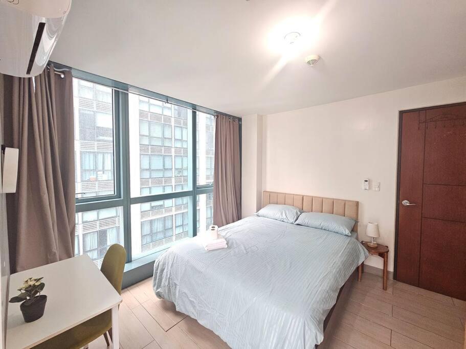Apartment One Uptown Executive 2 Bedroom, With Balcony, Washer & Netflix Manila