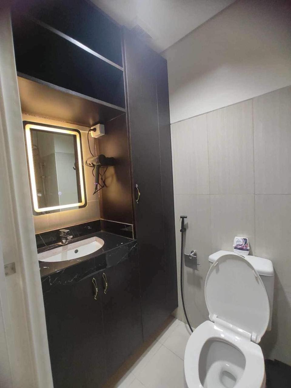 Shell Residences Mall Of Asia
