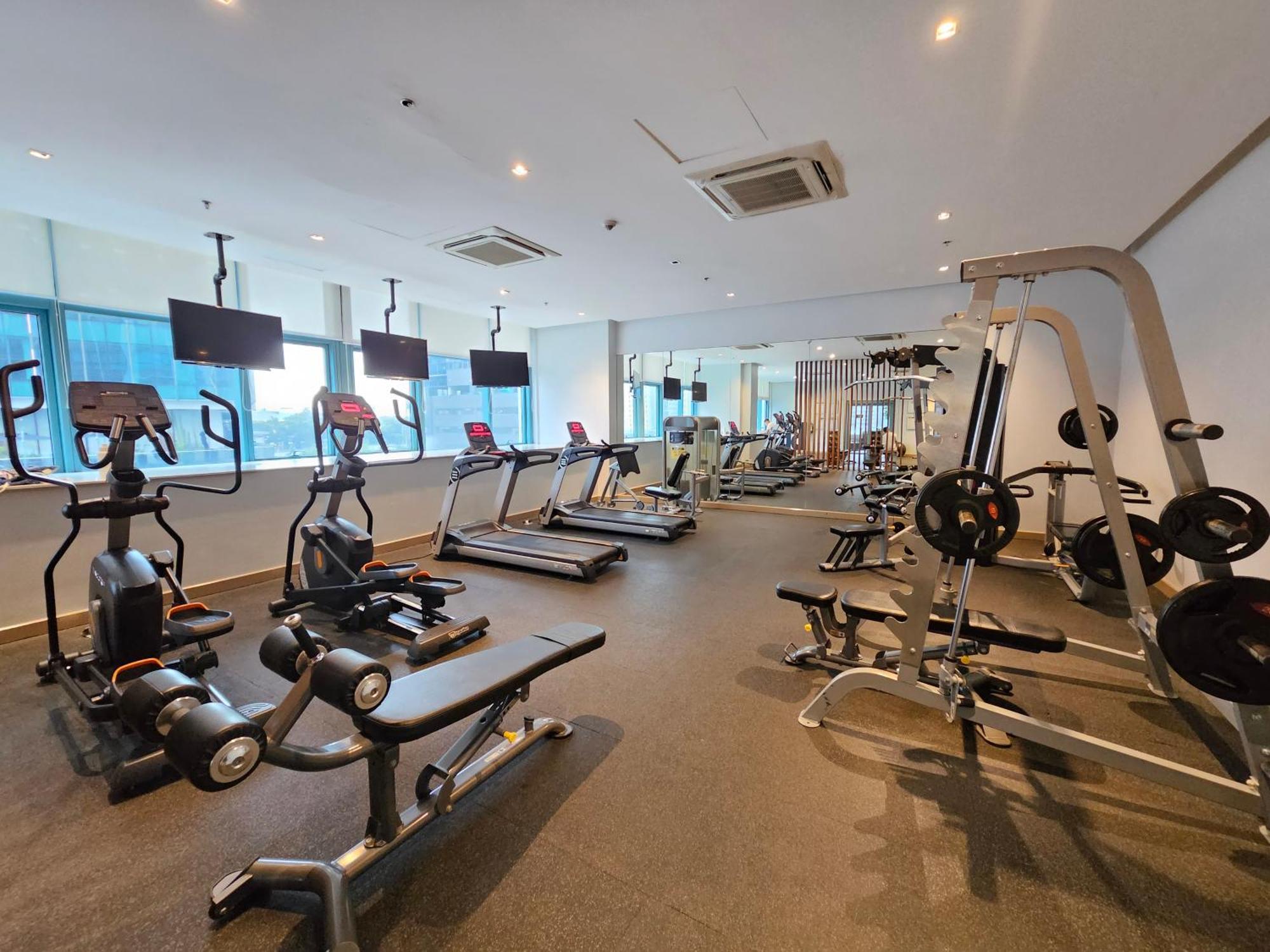 Apartment One Uptown Executive 2 Bedroom, With Balcony, Washer & Netflix Manila