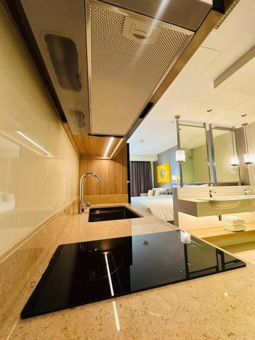 Novotel Manila Aqua Residences Near Makati By Hamodi'Scrib