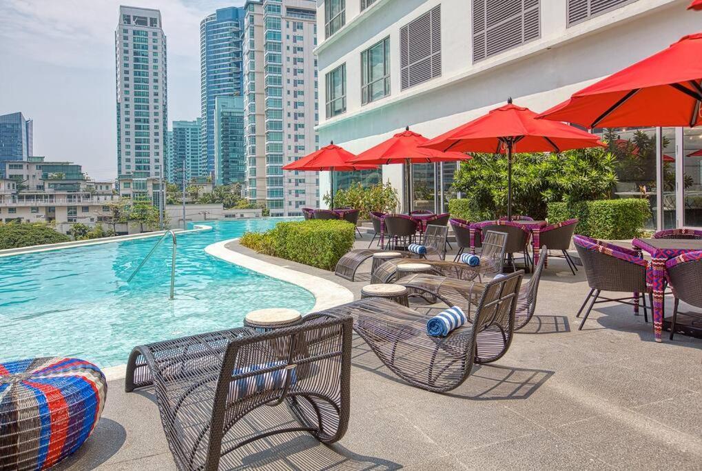 Novotel Manila Aqua Residences Near Makati By Hamodi'Scrib *
