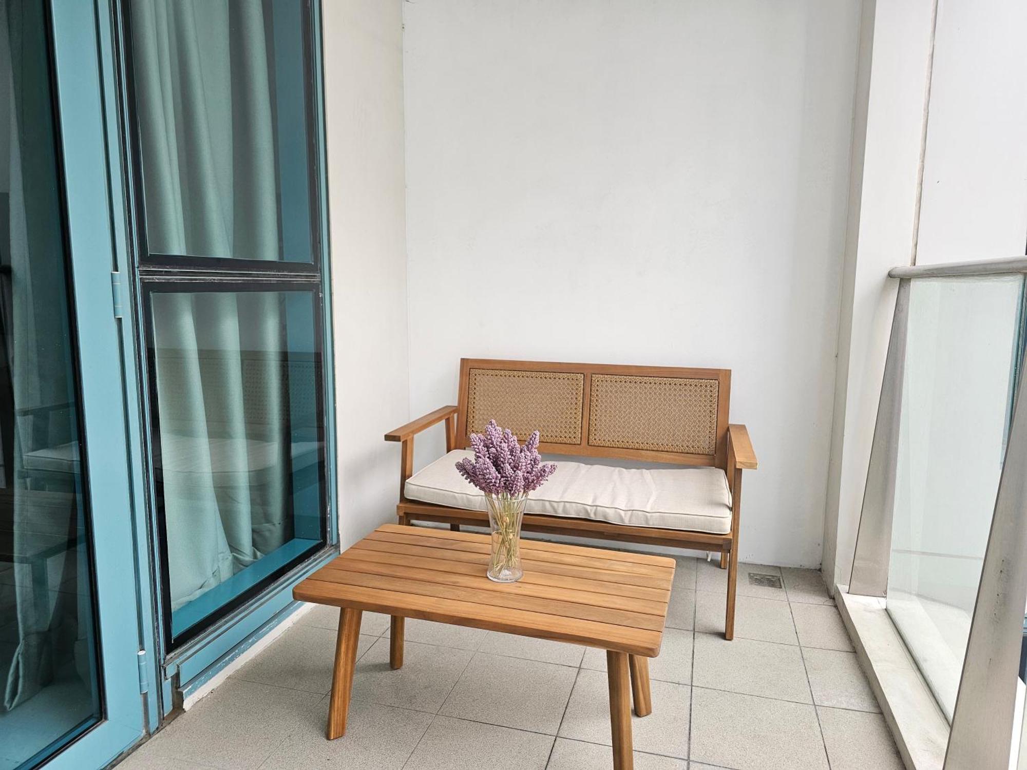 One Uptown Executive 2 Bedroom, With Balcony, Washer & Netflix Apartment *