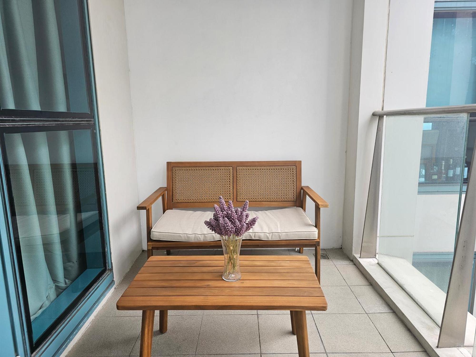 One Uptown Executive 2 Bedroom, With Balcony, Washer & Netflix *