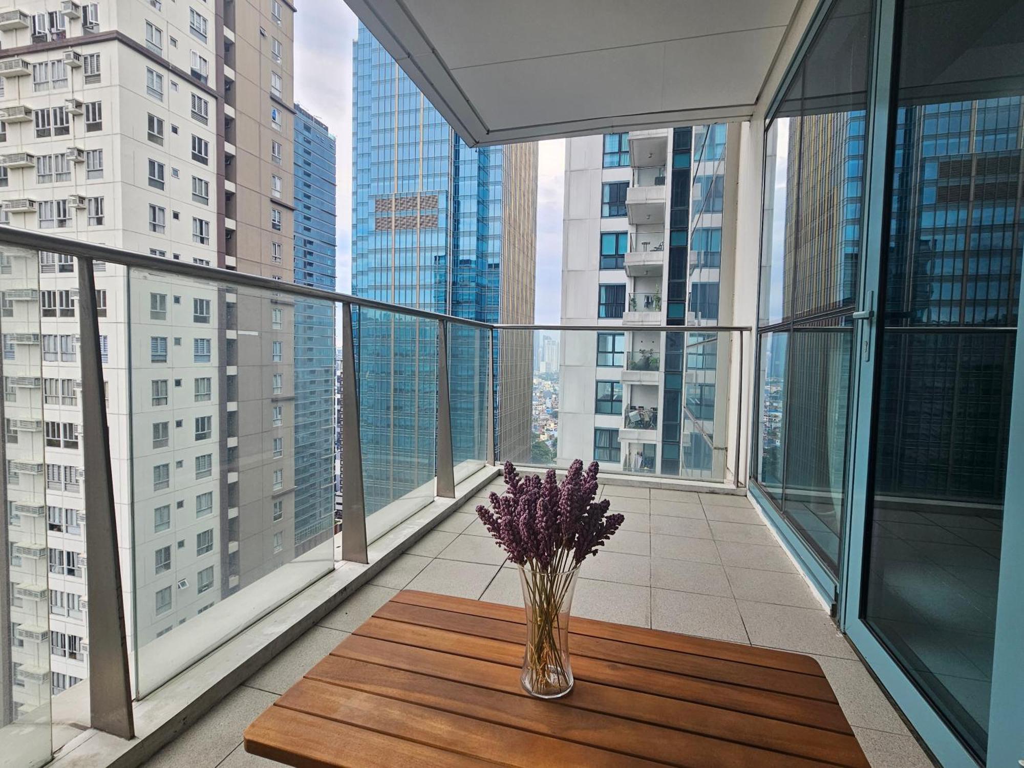 One Uptown Executive 2 Bedroom, With Balcony, Washer & Netflix Apartment Manila