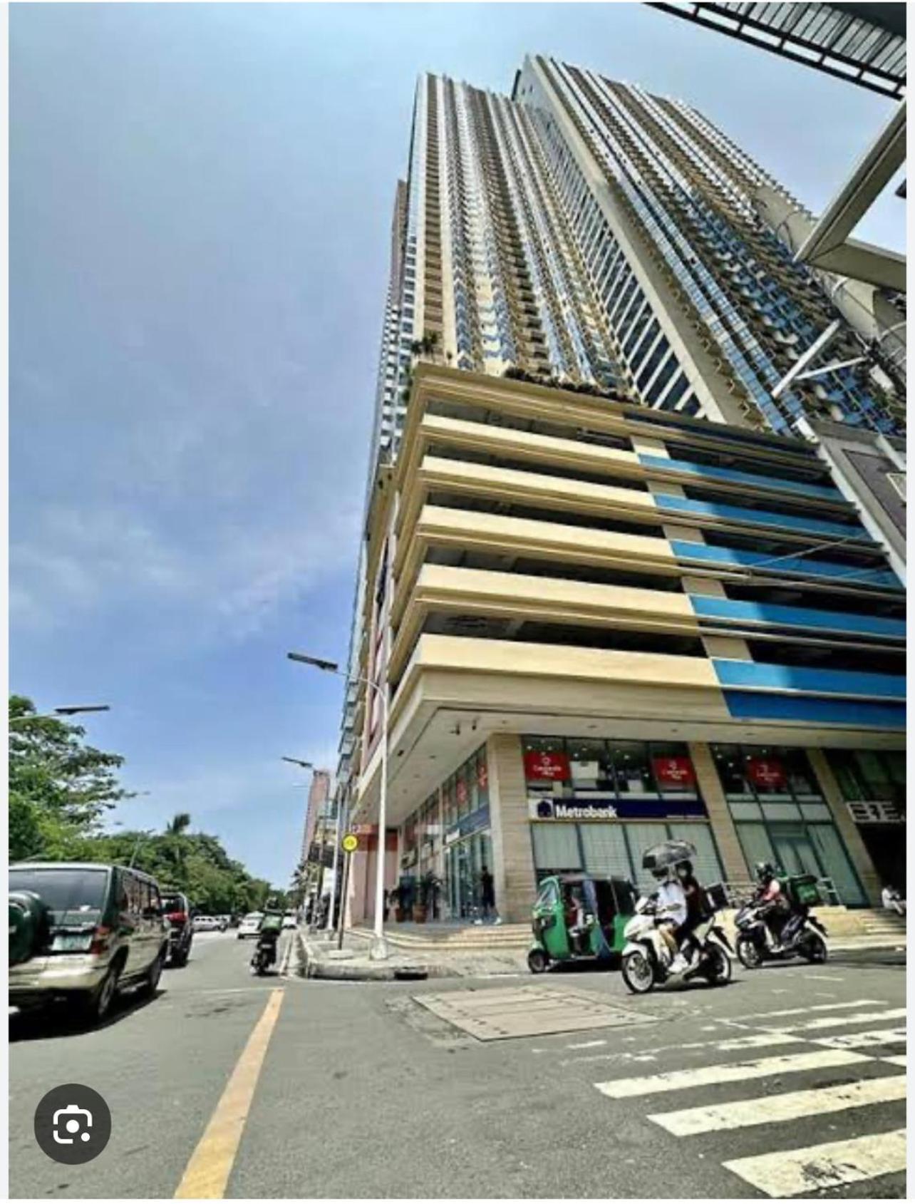 In Front Of Us Embassy Unit With 2 Double Beds Apartment Manila