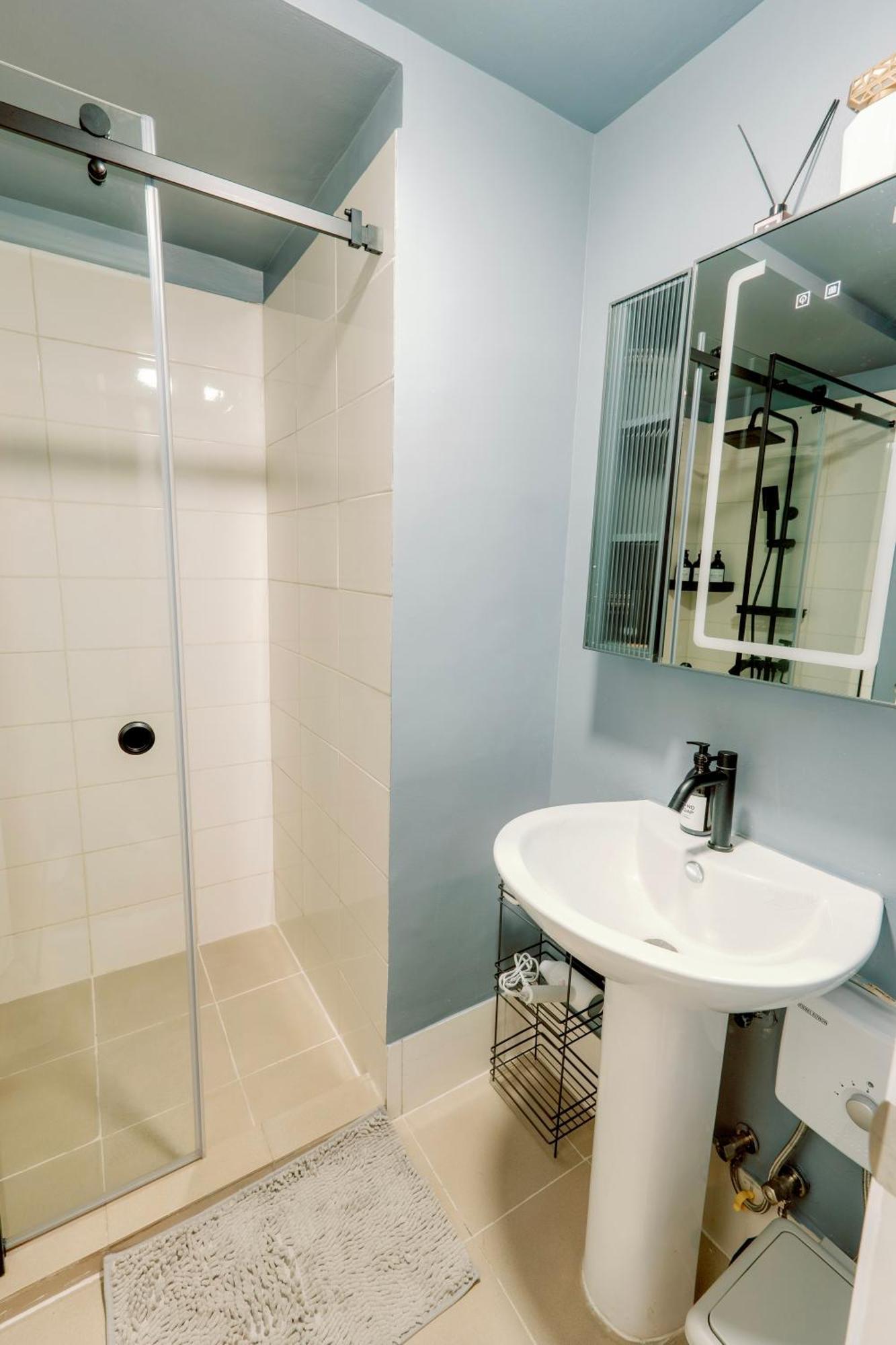 Cozy And Spacious At Soma Bgc Near Sm Aura And Bonifacio High Street Apartment