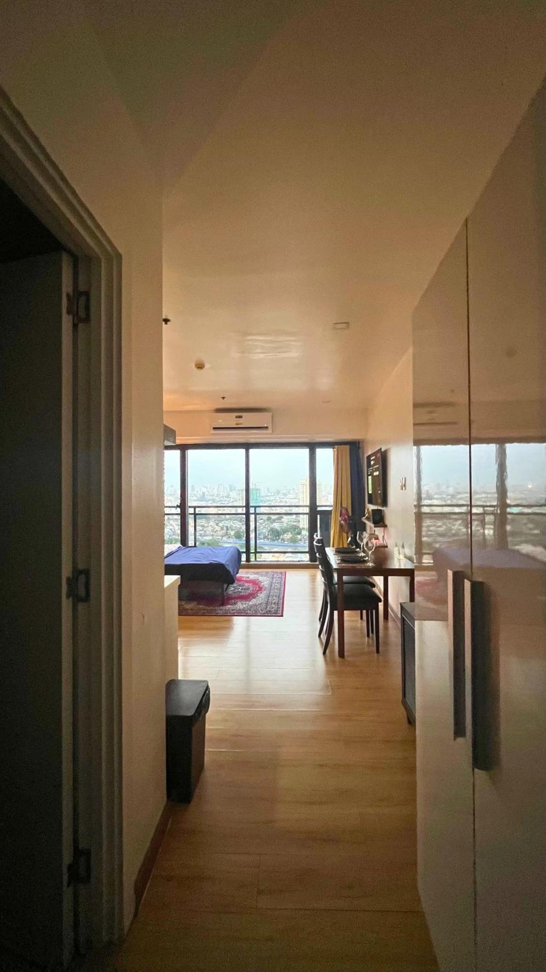Apartment Newly Spacious Unit In Poblacion Makati W Full Stunning View, Wifi, Sauna, Gym, Swimming Pool And Game Room!