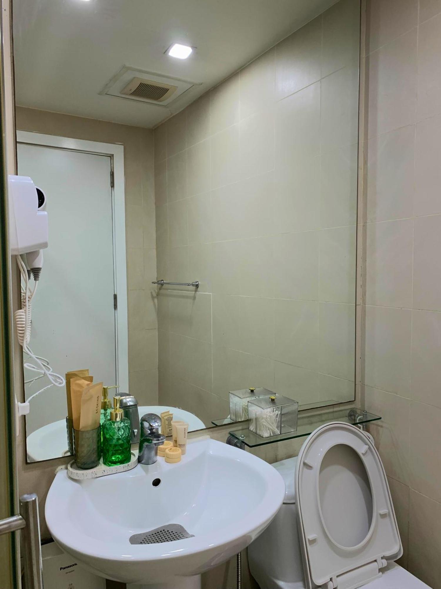 Newly Spacious Unit In Poblacion Makati W Full Stunning View, Wifi, Sauna, Gym, Swimming Pool And Game Room! *